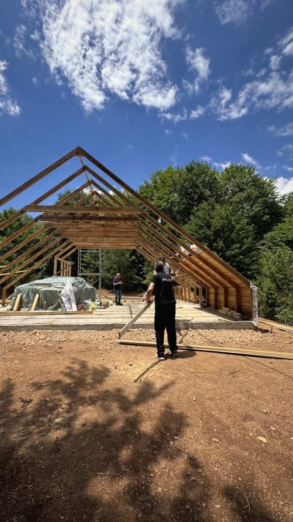 Дрвена A-frame кровна конструкција во Лазарополе