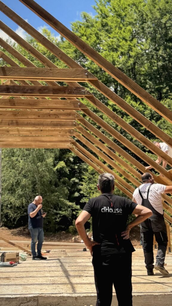 Под кровните рогови на A-frame куќа во Лазарополе