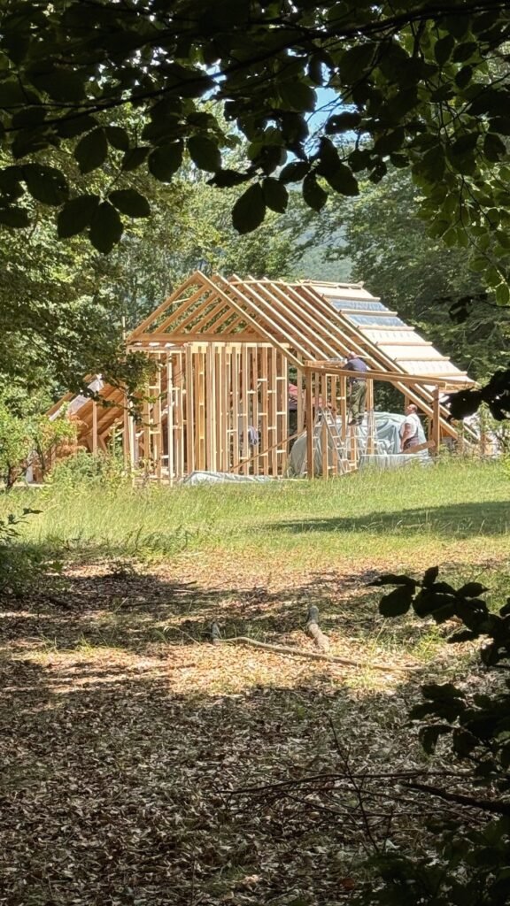 A-frame куќа во изградба во шума – Лазарополе