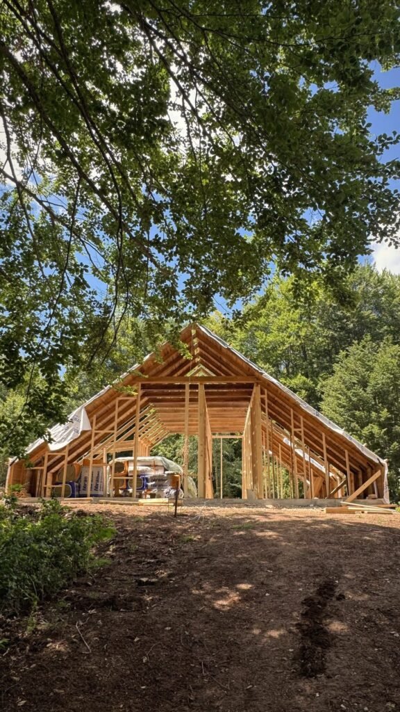 A-frame конструкција под крошните на шумата – Лазарополе
