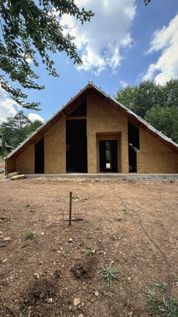 Фасада со OSB плочи – A-frame куќа Лазарополе