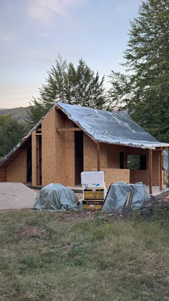 A-frame куќа Лазарополе со затворен покрив во самрак