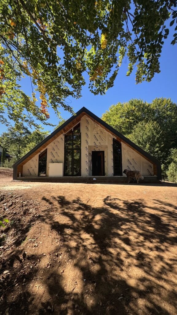 A-frame куќа во есен – Лазарополе