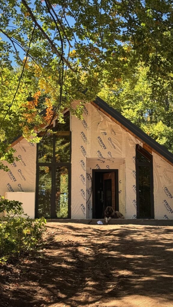 Влез во A-frame куќата меѓу есенските лисја – Лазарополе