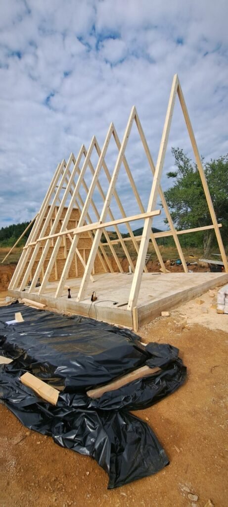 Подигнати A-frame рамки на бетонската плоча – dHouse