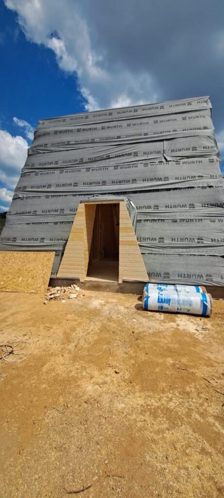 Страничен влез со дрвена облога – A-frame Берово