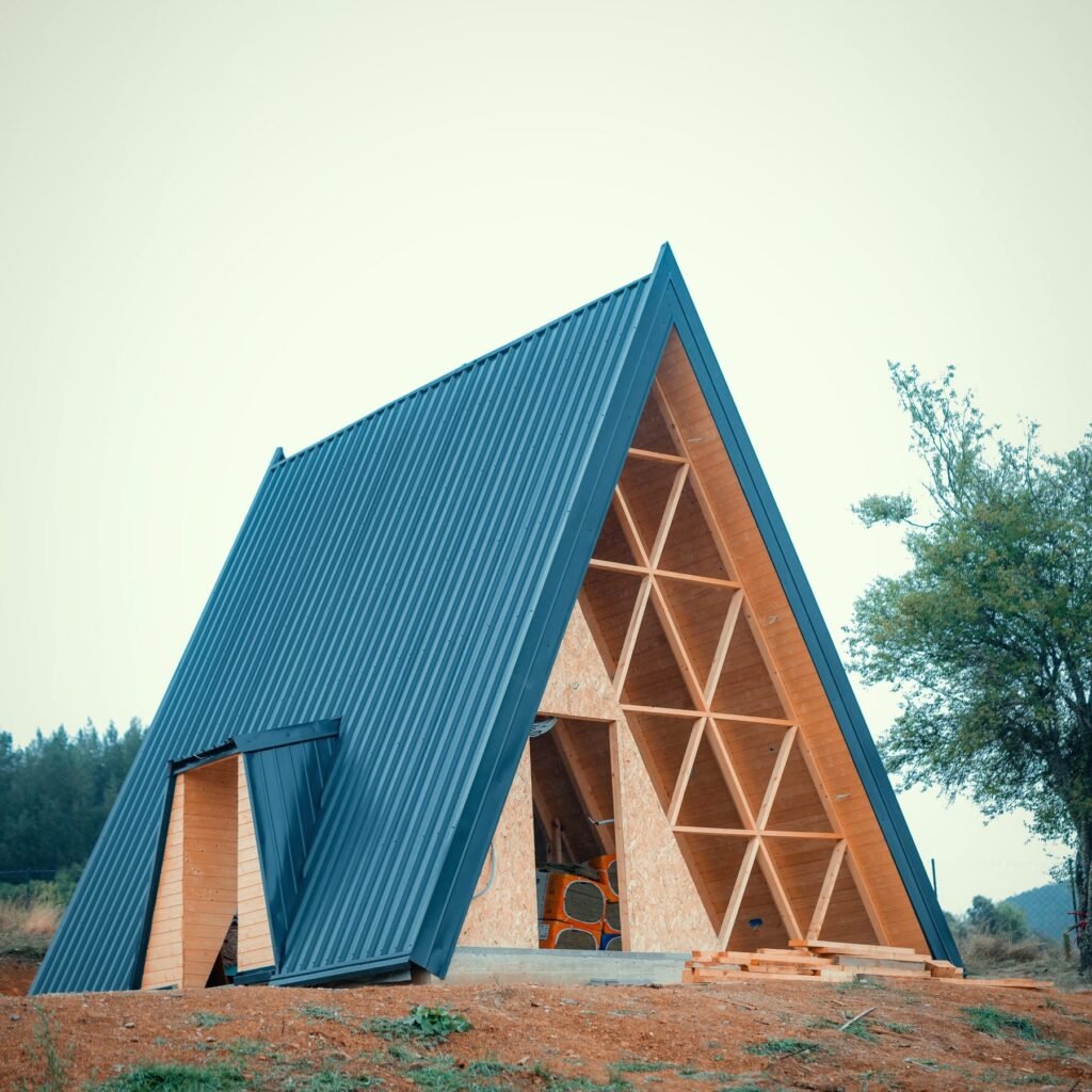 A-frame куќа со црн лимен покрив – Берово