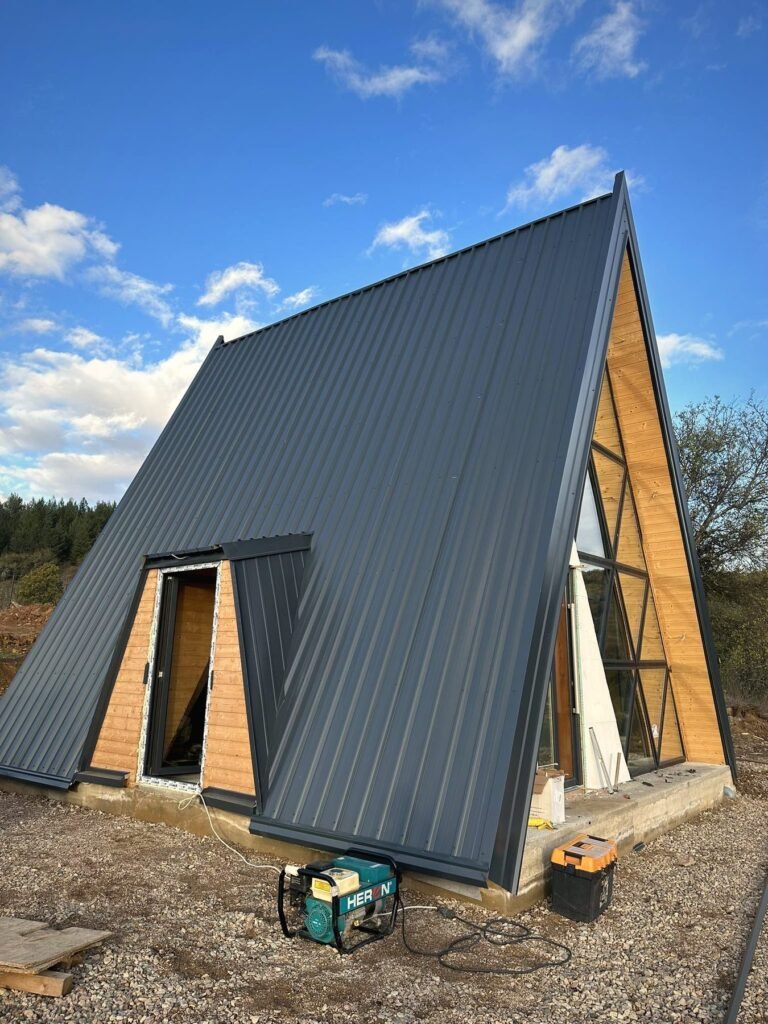 A-frame куќа 55 m² со лимен покрив под сино небо – Берово