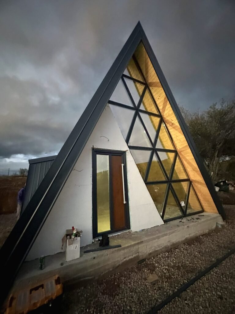 Стаклена триаголна фасада пред бура – A-frame Абланица