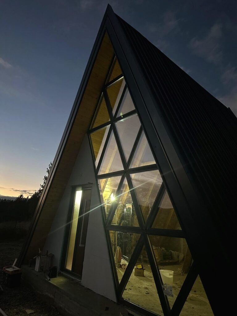Осветлена A-frame куќа во самрак – Абланица, Берово