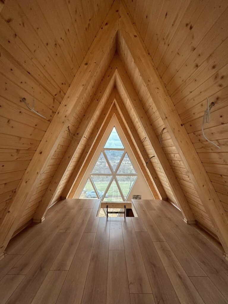 Галерија со дрвен таван и триаголен прозорец – A-frame Берово