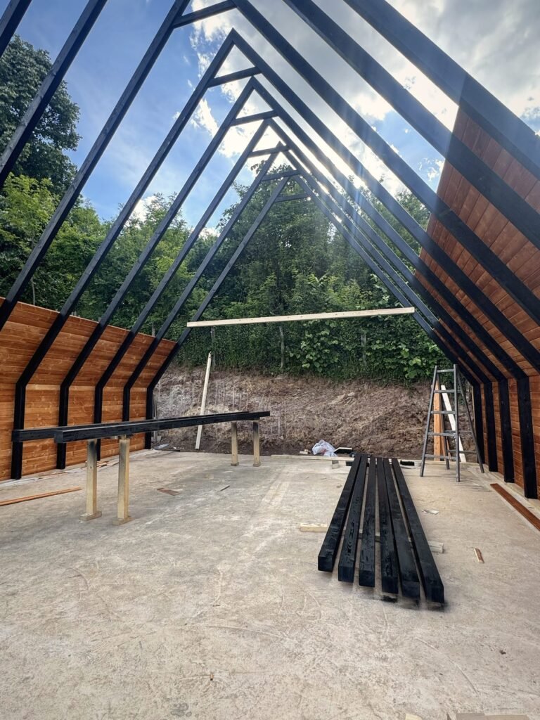 Црни рамки и дрвена облога – A-frame Тетово