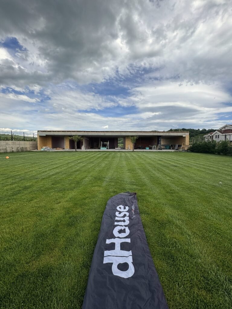 dHouse знаме на тревникот пред објектот од 400 m² – Велес