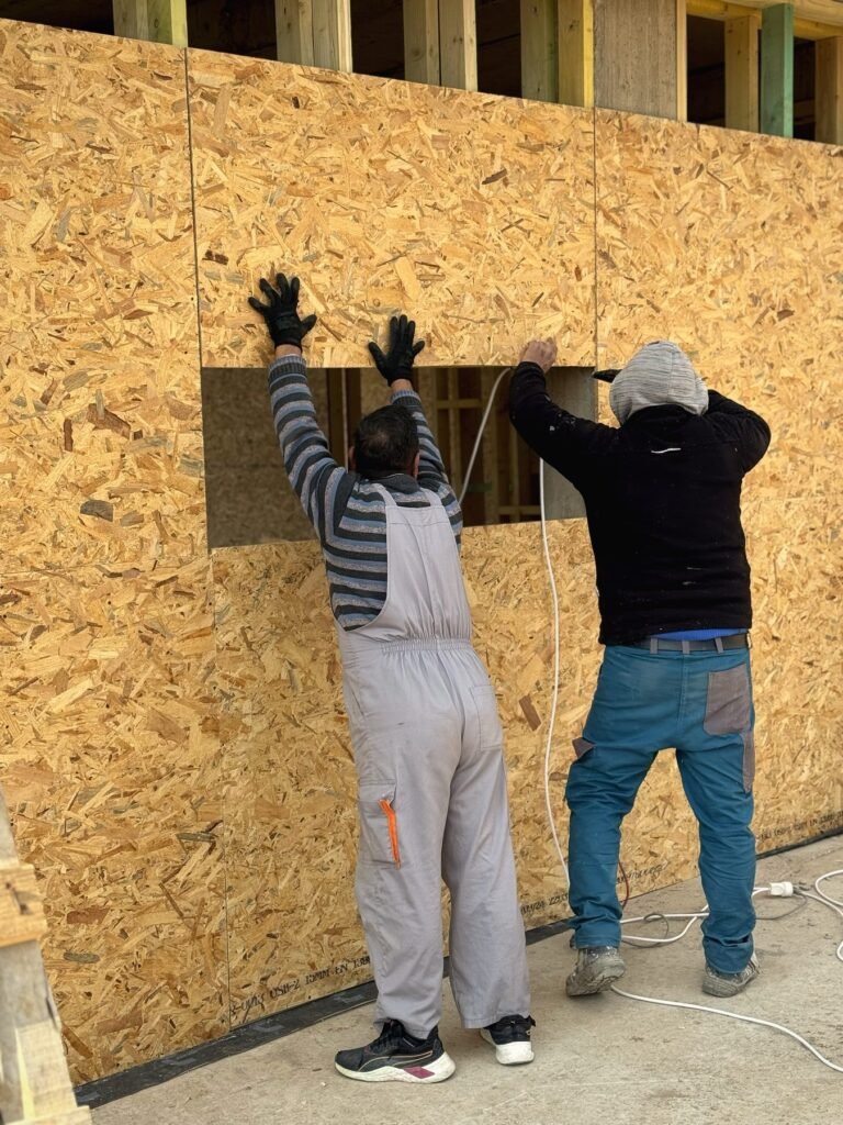 Тимот на dHouse ја поставува OSB облогата – Велес