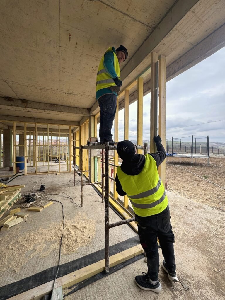 Мајстори на скеле ја подигаат дрвената конструкција – Велес