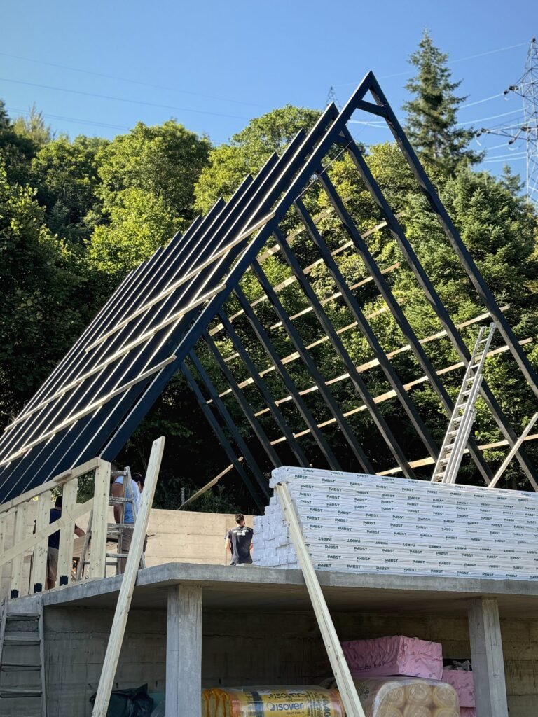 Црна A-frame конструкција на A-frame Маврово – Маврово