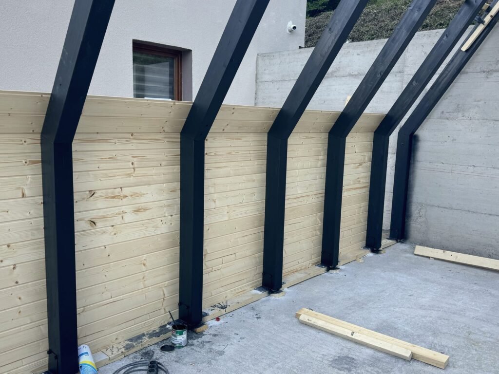 Црни рамки и дрвена обвивка – A-frame Маврово Маврово
