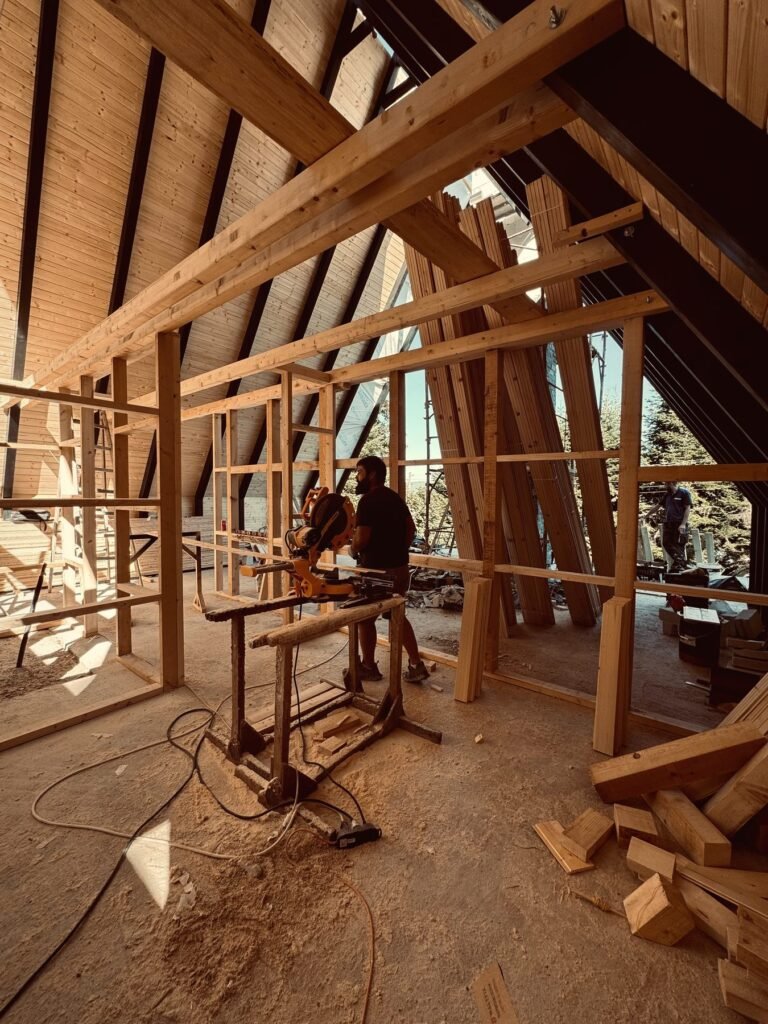 Сечење дрво во ентериерот на A-frame Маврово