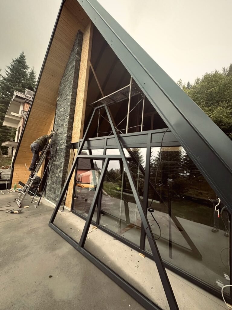 A-frame фасада со камен оџак во изградба – Маврово