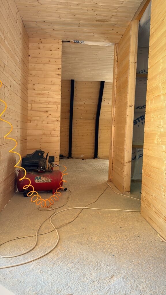 Ходник со дрвена облога – A-frame Маврово