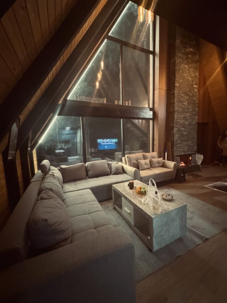 Триаголен стаклен ѕид ноќе – A-frame Маврово